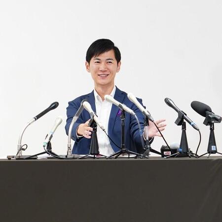 会見で笑顔を見せる石丸伸二氏