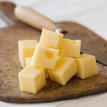 チーズの試食で世界新記録が樹立!美女も大興奮1000→1180人