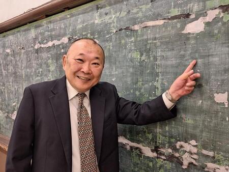 建設会社の管理職と芸能活動との“二刀流”を続ける俳優の直江喜一＝吉本興業東京本部