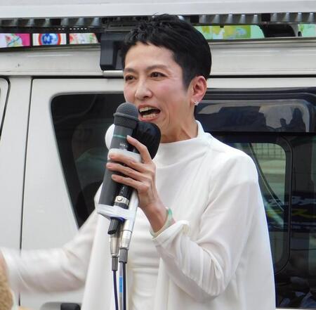 演説する蓮舫氏＝東京・自由が丘駅前