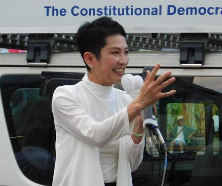 演説する蓮舫氏＝東京・自由が丘駅前