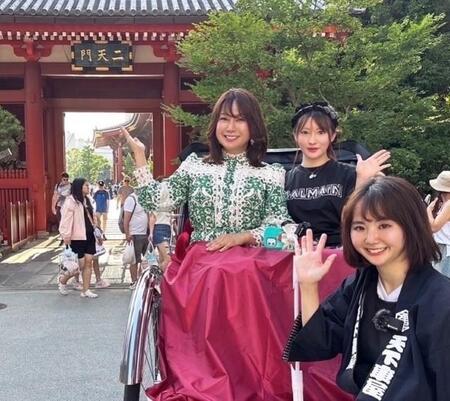 浅草寺東側の重要文化財「二天門」を人力車で訪れた歌手・はるな愛（左）。車夫・関森ありささん（右）、同乗の「ぬん姉さん」と浅草を満喫