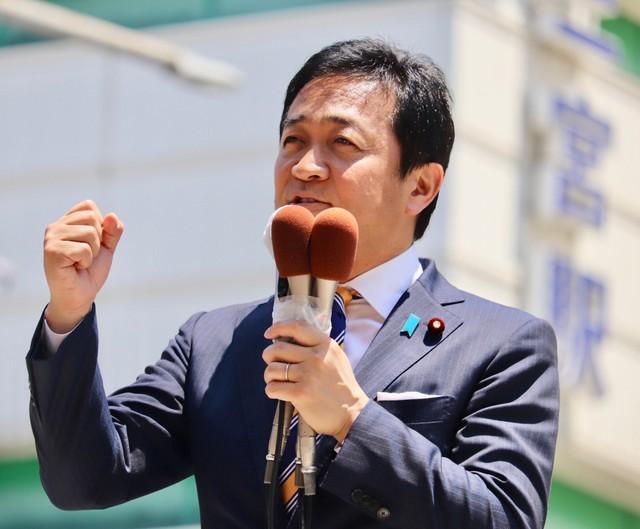 神戸市内で街頭演説する国民民主党の玉木雄一郎代表