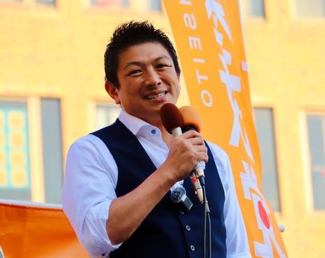 大阪府吹田市で街頭演説した参政党の神谷宗幣代表