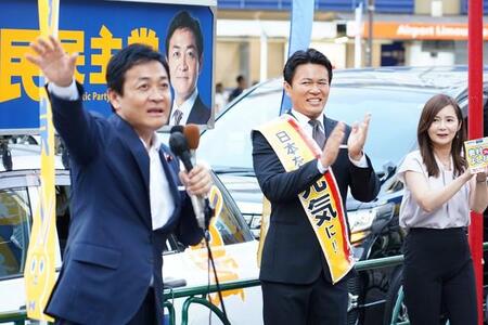 国民民主党の玉木雄一郎代表（左）の演説に拍手する須藤元気元参院議員
