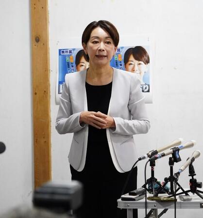 会見場に登場した山尾志桜里氏