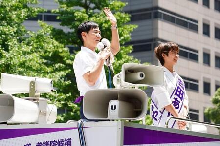 吉田あや氏（右）と第一声を上げた石丸伸二氏