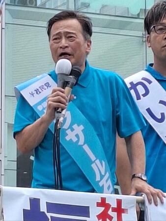 参院選の公示日となった３日、新宿駅前で第一声を上げた社民党比例区のラサール石井＝都内