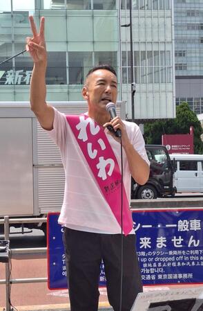 参院選の公示日に第一声を上げた、れいわ新選組の山本太郎代表＝都内のJR新宿駅前