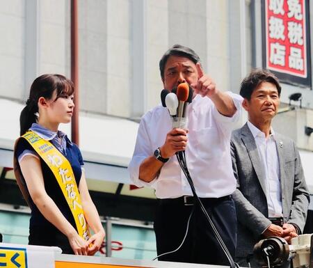 参院大阪選挙区に立候補した渡辺莉央氏（左）の応援演説に立った国民民主党・榛葉賀津也幹事長＝大阪市内