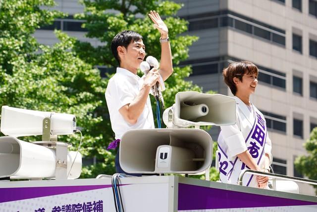 吉田あや氏（右）と第一声を上げた石丸伸二氏