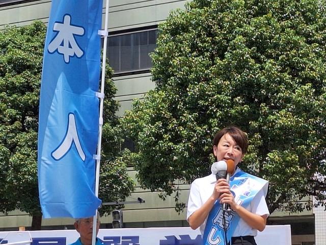 「本人」と記されたのぼりと共に、単独で参院選への第一声を上げた無所属の山尾志桜里元衆院議員＝都内のJR吉祥寺駅前