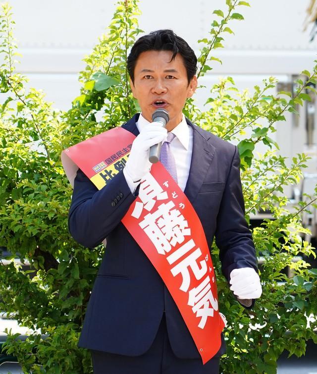 支援者の前で演説する須藤元気氏