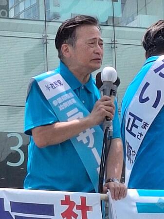 参院選に向けた第一声で持論を展開する社民党候補のラサール石井＝都内のＪＲ新宿駅南口