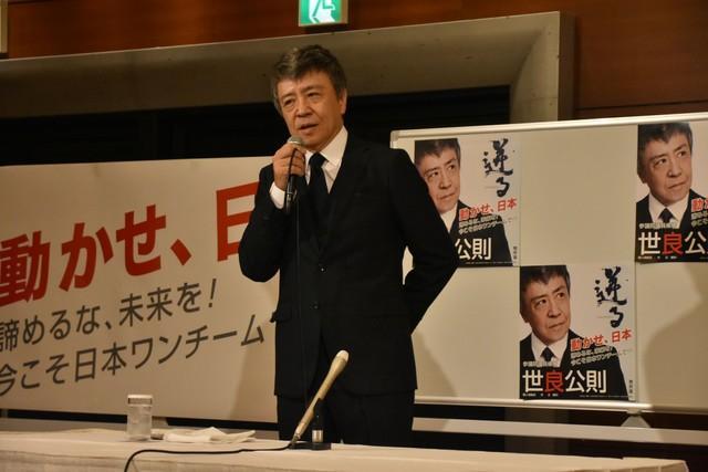 個人演説会を行った世良公則＝大阪市内