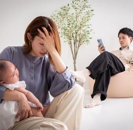 育児や家事で大変な妻を無視してゲームばかりする夫　※画像はイメージです（SO_TA/photoAC）