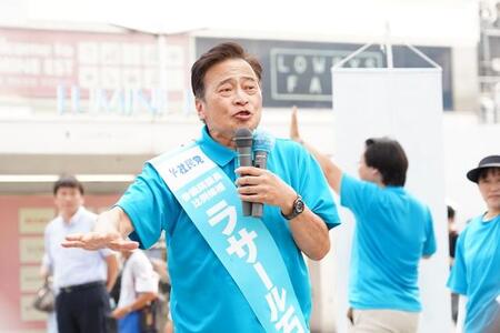 東京・新宿駅前で熱弁するラサール石井