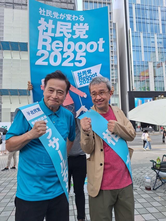 街頭演説後の囲み取材でガッポーズする「コント赤信号」のラサール石井（左）と小宮孝泰＝都内のＪＲ新宿駅東口