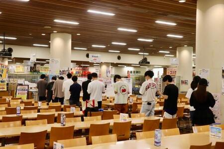 関西大千里山キャンパスでの「100円朝食」に並ぶ学生