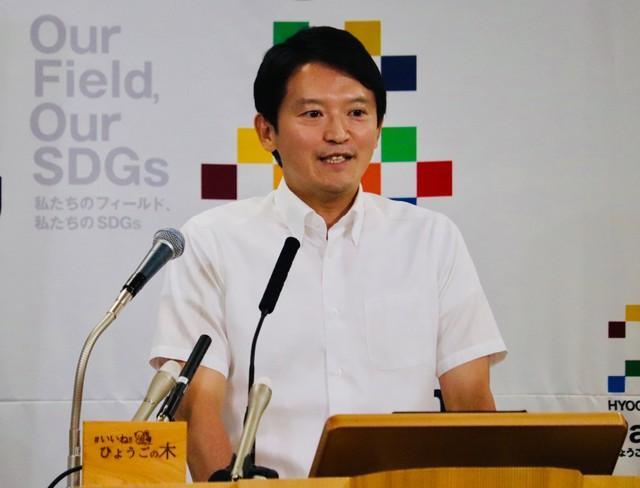 笑顔を見せながら「我が家は三田米でして」と切り出す斎藤元彦知事＝県庁