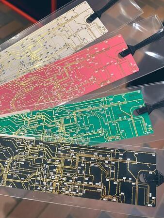 本物の基盤を使用した「東京回路線図 しおり」（東京都美術館ミュージアムショップ提供）