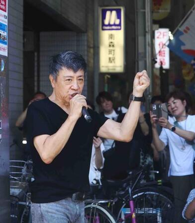 天神橋筋商店街を練り歩き、マイクを握る世良公則