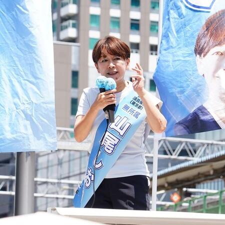 有権者に語りかける山尾志桜里氏