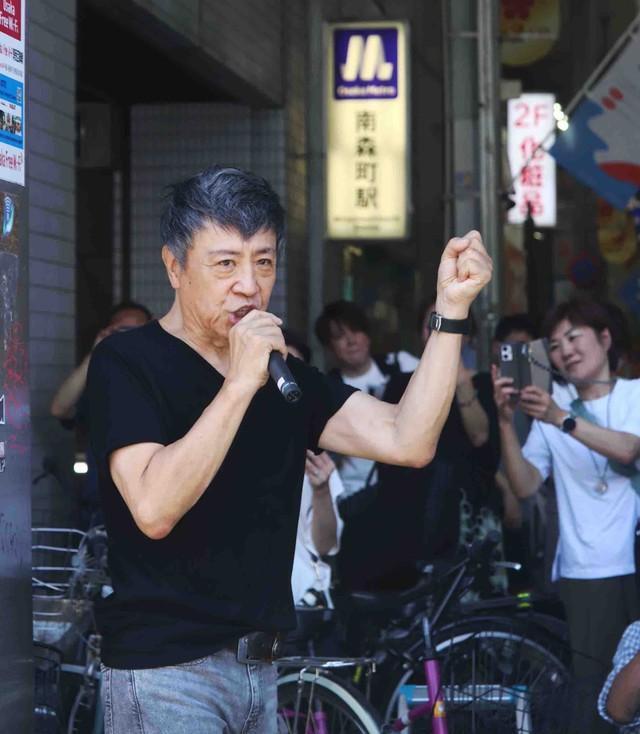天神橋筋商店街を練り歩き、マイクを握る世良公則