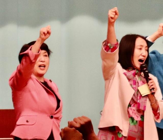 社民党の福島瑞穂党首（左）と大椿裕子副党首