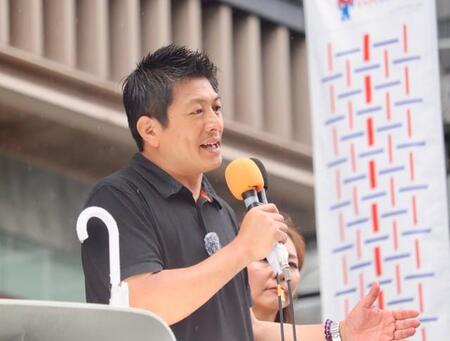 街頭演説する参政党の神谷宗幣代表＝大阪市内