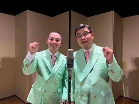 「漫才協会」入会を発表したヤングタウンの錦笑亭満堂（左）と福島暢啓アナウンサー＝19日、東京・浅草東洋館（提供写真）