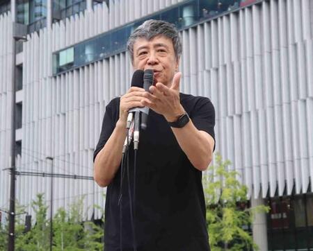 参院選公示後初めて街頭に立った世良公則＝大阪市