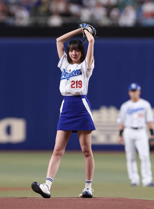 始球式を務める岡田紗佳＝バンテリンドーム、25年6月20日撮影