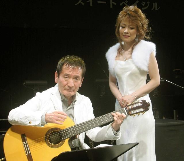 ガンの手術から復帰し、ギターを手にライブに臨んだ作曲家の三木たかしさん（左）。右は歌手・保科有里＝都内（2008年３月撮影）