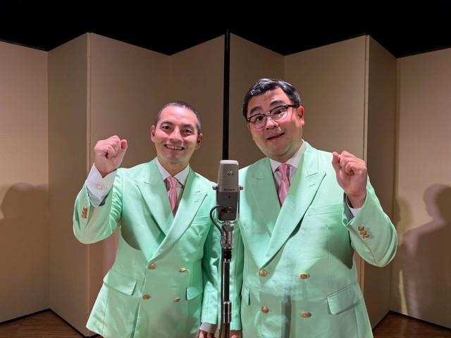 「漫才協会」入会を発表したヤングタウンの錦笑亭満堂（左）と福島暢啓アナウンサー＝19日、東京・浅草東洋館（提供写真）