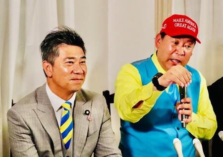 斉藤健一郎参院議員（左）とともに開票を見守ったNHK党の立花孝志氏＝神戸市内