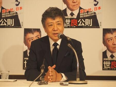 落選から一夜明け会見する世良公則＝大阪市内