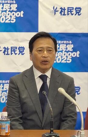 社民党から出馬した参院選で初当選を決め、会見で選挙戦を振り返るラサール石井＝都内