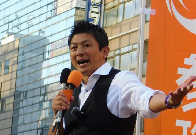 演説する参政党・神谷宗幣代表＝新橋SL広場