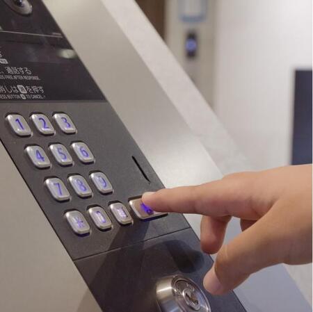 宅配業者にマンションの暗証番号を教えたらトラブルに！　※画像はイメージです（beauty-box/photoAC）