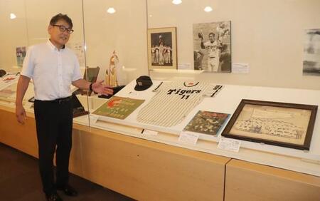 関西大学博物館に展示された村山実さんゆかりの品々を説明する関西大の高岡淳専務理事