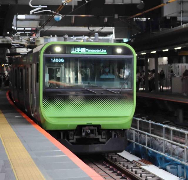 渋谷駅を走る山手線