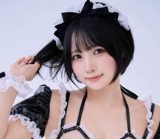 むっちり白＆メガネ＋黒 元アキバのメイド、初の雑誌掲載に感激！小倉