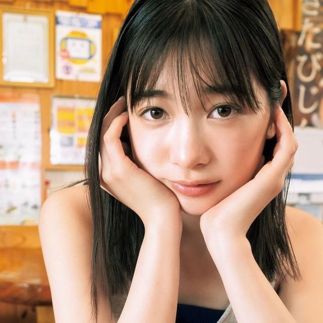 「週刊少年マガジン」（講談社）2025年7月30日発売号に登場した今森茉耶＝撮影／細居幸次郎、スタイリング／ melon、ヘアメイク／佐藤ありさ、コーディネート／福澤卓弥、デザイン／松本麻実（GROSVENOR design.）、撮影協力／ Hostel ＆ Bar CAMOSIBA