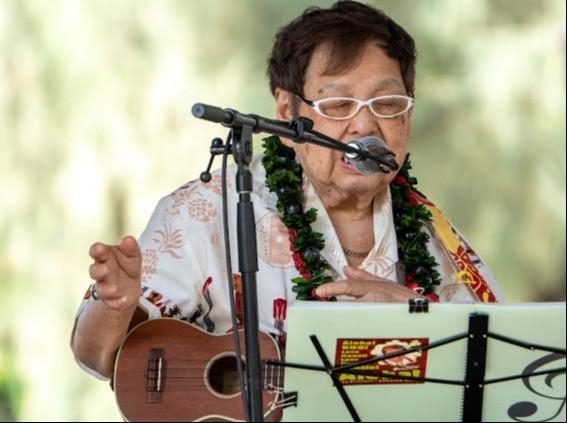 ７月のハワイでのライブでウクレレを奏で、熱唱する92歳の高木ブー