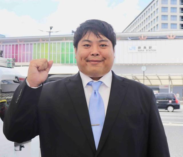 奈良市議選に出馬したへずまりゅう＝JR奈良駅前