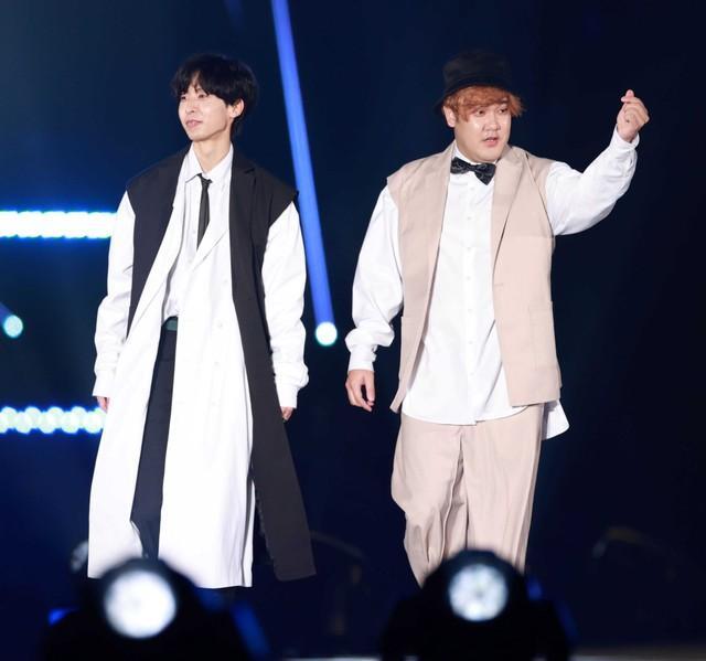 「はなおでんがん」時代のはなお（左）とでんがん（2022年撮影）