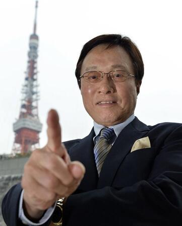 東京タワーを背に、サッカーへの思いを語る釜本邦茂さん（2012年12月撮影）