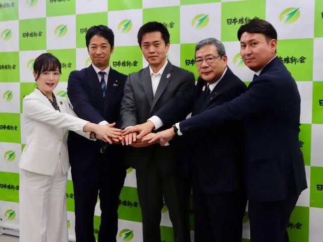 日本維新の会の（左から）高木佳保里総務会長、藤田文武共同代表、吉村洋文代表、中司宏幹事長、斎藤アレックス政調会長＝大阪市の党本部