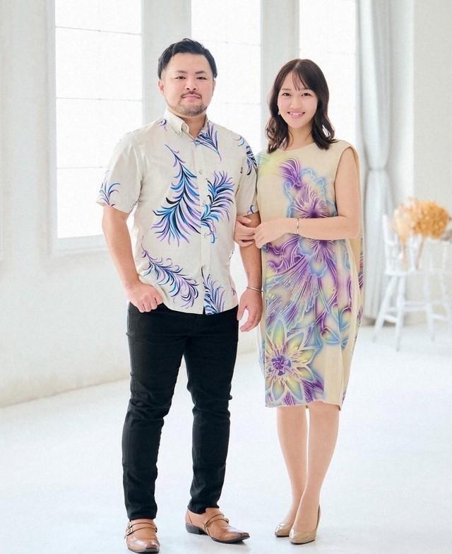 沖縄ミスコン界の3冠女王（右）と、離島生まれのミーハーボーイの新婚さん＝「新婚さんいらっしゃい！」8月17日放送回よりⓒABCテレビ